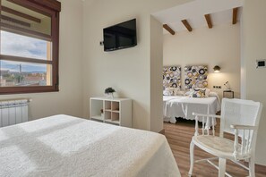 1 bedroom, free WiFi, bed sheets - Room 'Habitacion Familiar' with Shared Pool, Shared Terrace and Wi-Fi (Ferreras de Abajo)