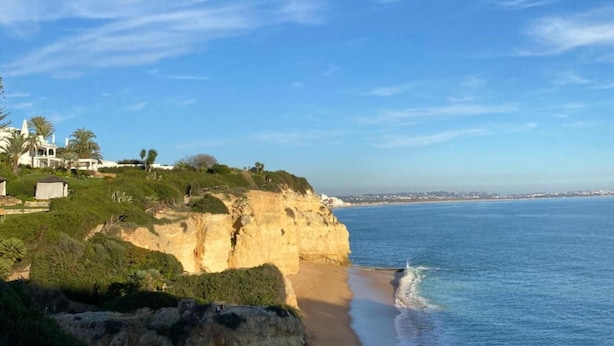 A coastal landscape with cliffs, a beach, and a clear sky. - Apartment 'Casa Oliveira - Algarve' with Sea View, Wi-Fi and Air Conditioning (Porches)