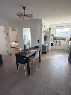 A modern kitchen with a built-in oven, a sink, and a window. - Gîte De La Fontaine with Jacuzzi, Steps from the Village (Septfonds)