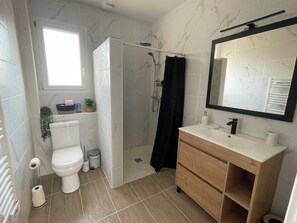 Een douche, gratis toiletartikelen, een haardroger, handdoeken