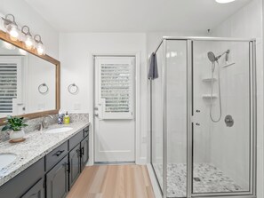 Shower, hair dryer, towels, soap - Fresno House - Pool + Arcade Games , Family Friendly! (Fresno)