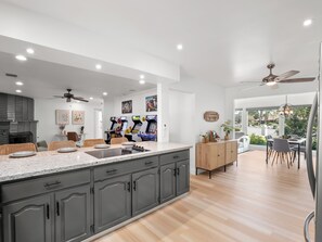 Interior - Fresno House - Pool + Arcade Games , Family Friendly! (Fresno)