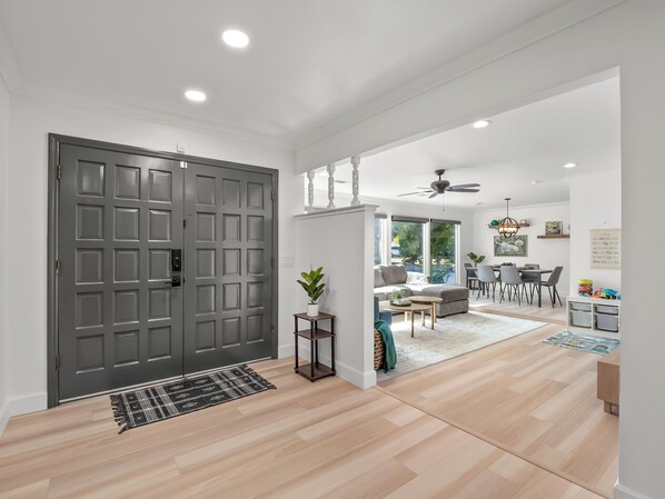 Interior - Fresno House - Pool + Arcade Games , Family Friendly! (Fresno)