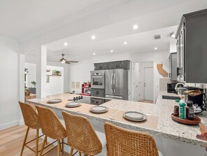 Fridge, microwave, oven, stovetop - Fresno House - Pool + Arcade Games , Family Friendly! (Fresno)