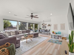 Smart TV, video games, books - Fresno House - Pool + Arcade Games , Family Friendly! (Fresno)