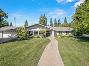 Exterior - Fresno House - Pool + Arcade Games , Family Friendly! (Fresno)
