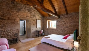 5 bedrooms, iron/ironing board, free WiFi, bed sheets