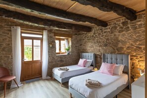 5 chambres, fer et planche à repasser, accès au Wi-Fi (inclus)