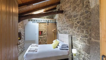 5 quartos, ferros/tĂĄbuas de passar roupa, Wi-Fi de cortesia