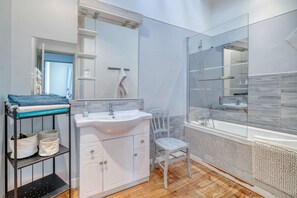 Ducha, secador de pelo, toallas