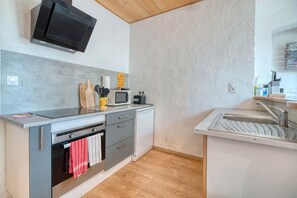 Kylskåp, mikrovågsugn, ugn och spishäll