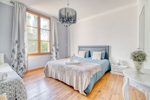 4 bedrooms, iron/ironing board, free WiFi, bed sheets