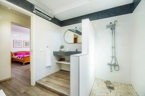Dusche, Haartrockner, Handtücher