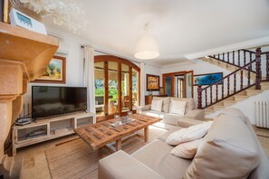 Fernseher, Kamin, DVD-Player