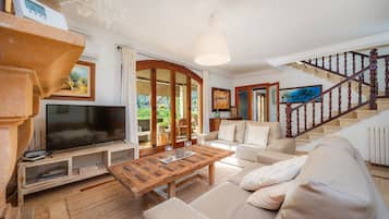 TV, fireplace, DVD player