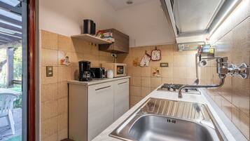 Frigorifero, microonde, forno, piano cottura