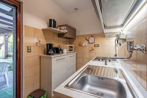 Frigorifero, microonde, forno, piano cottura