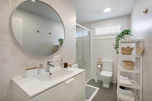 Suihku, hiustenkuivaaja, pyyhkeet