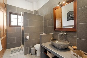 Shower, hair dryer, towels - Cottage 'La Higuera Blanca' with Private Garden, Wi-Fi and Air Conditioning (San Andrés)