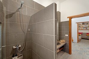 Ducha, secador de pelo y toallas