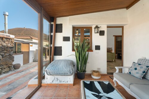 Cottage 'La Higuera Blanca' with Private Garden, Wi-Fi and Air Conditioning