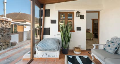 Cottage 'La Higuera Blanca' with Private Garden, Wi-Fi and Air Conditioning