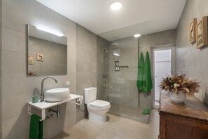 Suihku, hiustenkuivaaja, pyyhkeet