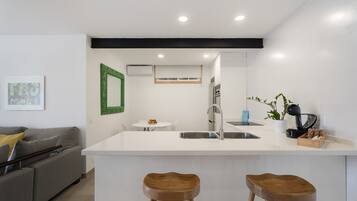 Kühlschrank, Mikrowelle, Ofen, Herdplatte