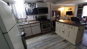 Frigorífico, microondas, horno y placa de cocina