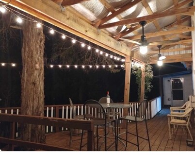 Ozark Charm: Rustic, Cozy, Simple home, Minutes from fishing and hiking