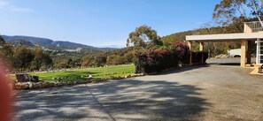 Property grounds - Apartment Hobart Two Bedroom Self Contained in Geilston Bay. Pet friendly. (Geilston Bay)