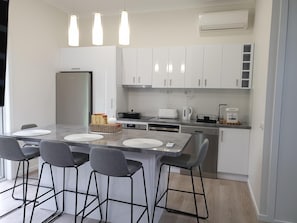 Fridge, microwave, oven, stovetop - Apartment Hobart Two Bedroom Self Contained in Geilston Bay. Pet friendly. (Geilston Bay)