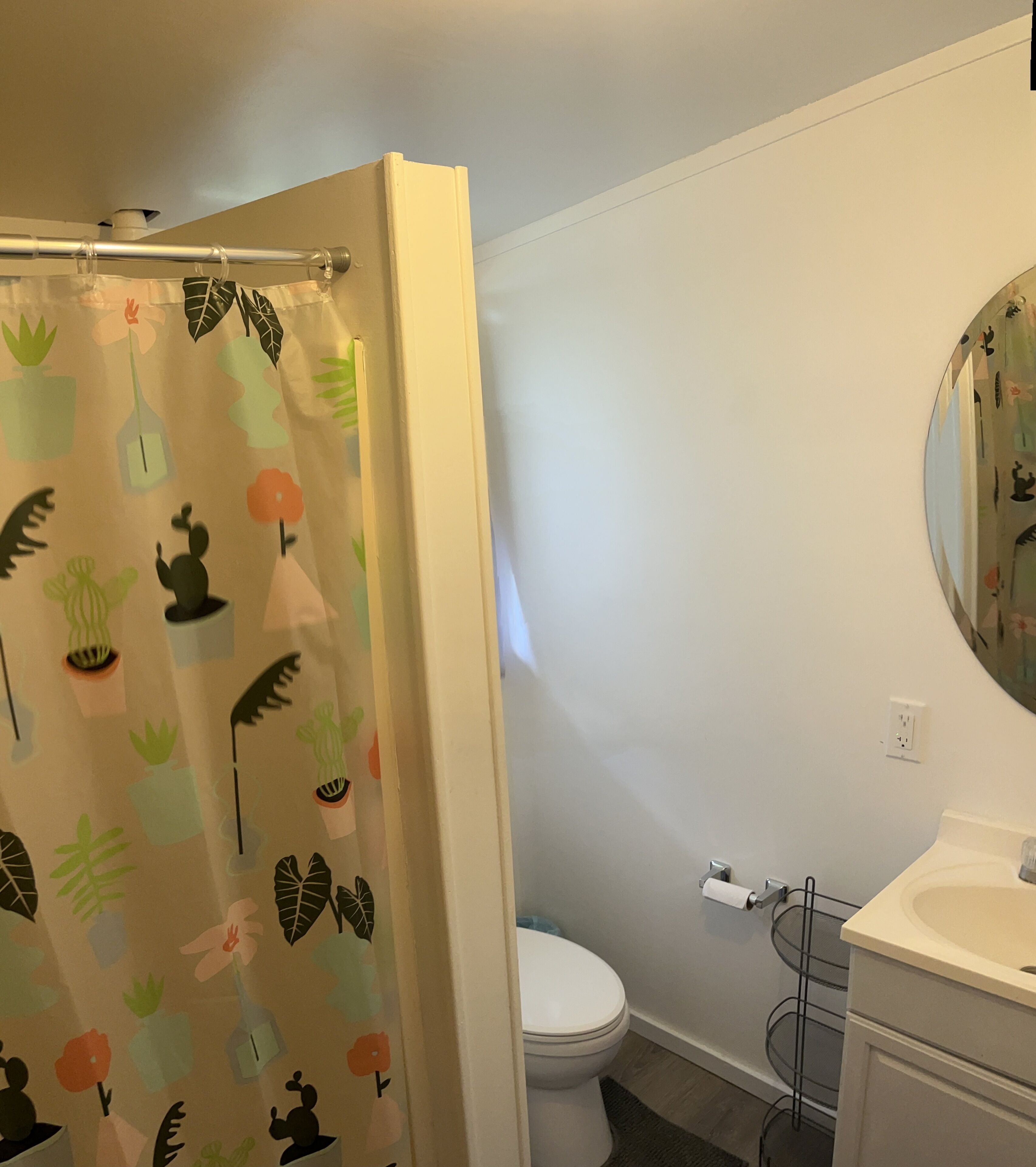 Sèche-cheveux, serviettes fournies, savon, papier toilette