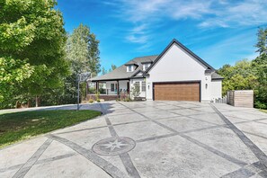 Exterior - -Ultimate KC BNB-21 Guests-30 night min-Heated POOL-GoldenTee-Poker-KS Speedway- (Kansas City)