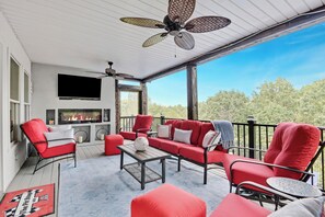 Property grounds - -Ultimate KC BNB-21 Guests-30 night min-Heated POOL-GoldenTee-Poker-KS Speedway- (Kansas City)