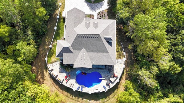 Exterior - -Ultimate KC BNB-21 Guests-30 night min-Heated POOL-GoldenTee-Poker-KS Speedway- (Kansas City)