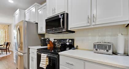 -Ultimate KC BNB-21 Guests-30 night min-Heated POOL-GoldenTee-Poker-KS Speedway-