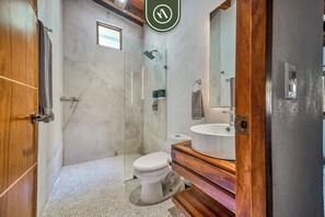 Basic-Zimmer | Badezimmer | Handtücher, Seife, Shampoo, Toilettenpapier