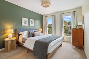 2 bedrooms, desk, iron/ironing board, travel cot - Hilltop cottage -  Midtown Raleigh - pet friendly (Raleigh)