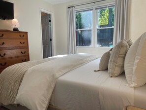 2 bedrooms, desk, iron/ironing board, travel crib - Hilltop cottage -  Midtown Raleigh - pet friendly (Raleigh)