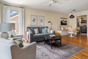 Smart TV, fireplace, stereo - Hilltop cottage -  Midtown Raleigh - pet friendly (Raleigh)