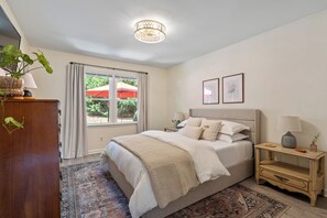 2 bedrooms, desk, iron/ironing board, travel cot - Hilltop cottage -  Midtown Raleigh - pet friendly (Raleigh)