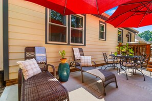 Outdoor dining - Hilltop cottage -  Midtown Raleigh - pet friendly (Raleigh)