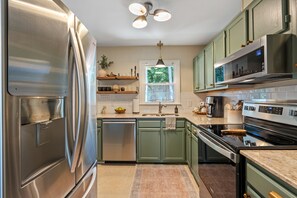 Fridge, microwave, oven, stovetop - Hilltop cottage -  Midtown Raleigh - pet friendly (Raleigh)