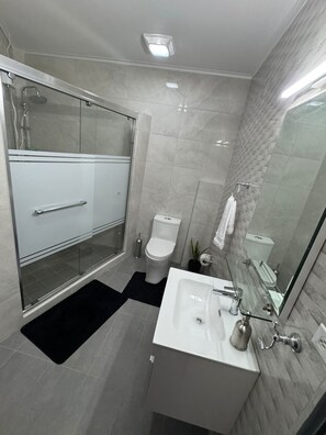 Dusche, Haartrockner, Handtücher, Seife