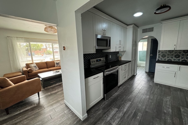 Kylskåp, mikrovågsugn, ugn och spishäll