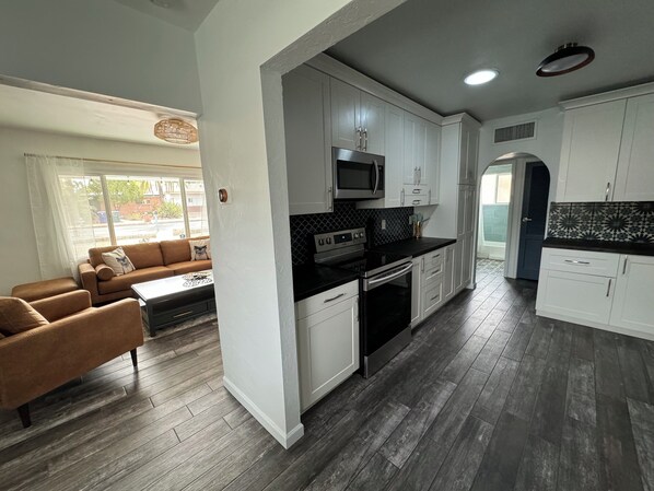 Réfrigérateur, micro-ondes, four, plaque de cuisson