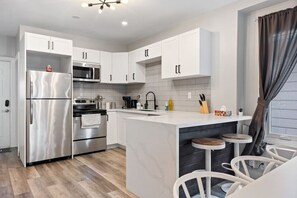 Een koelkast, een microgolfoven, een oven, een kookplaat