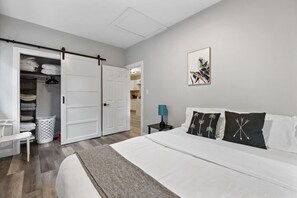 4 bedrooms, desk, iron/ironing board, WiFi