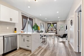 Frigorífic, microones, forn i placa de cuina 